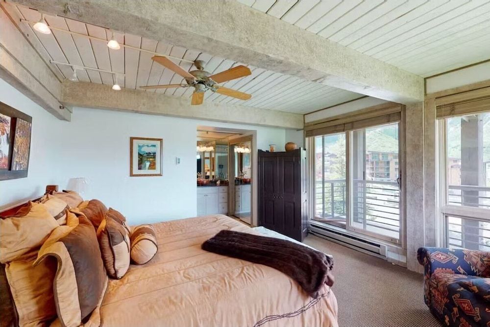 Standard Condo, 4 Bedrooms, Balcony, Mountain View (201)