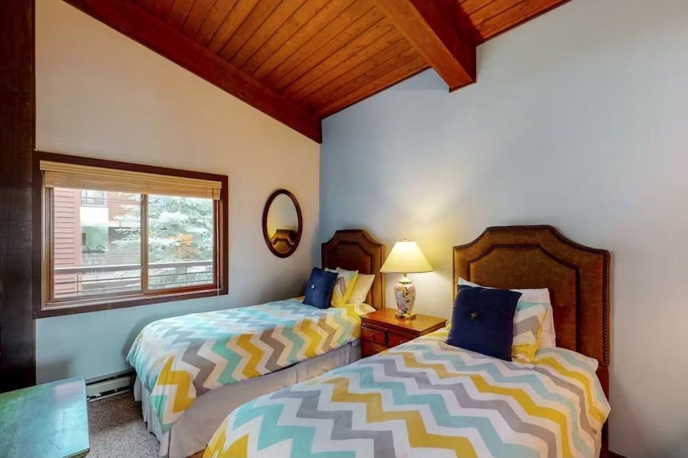 Deluxe Condo, 2 Bedrooms, Balcony, Mountain View (306)