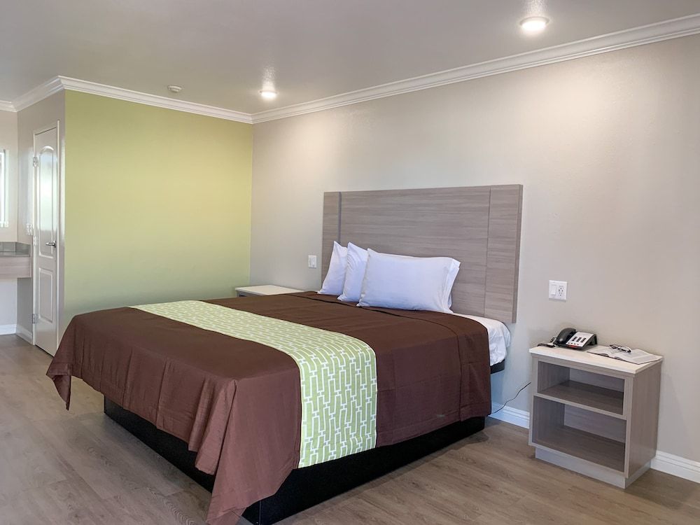 Mojave Inn Comfort Room, 1 King Bed, Non Smoking 5