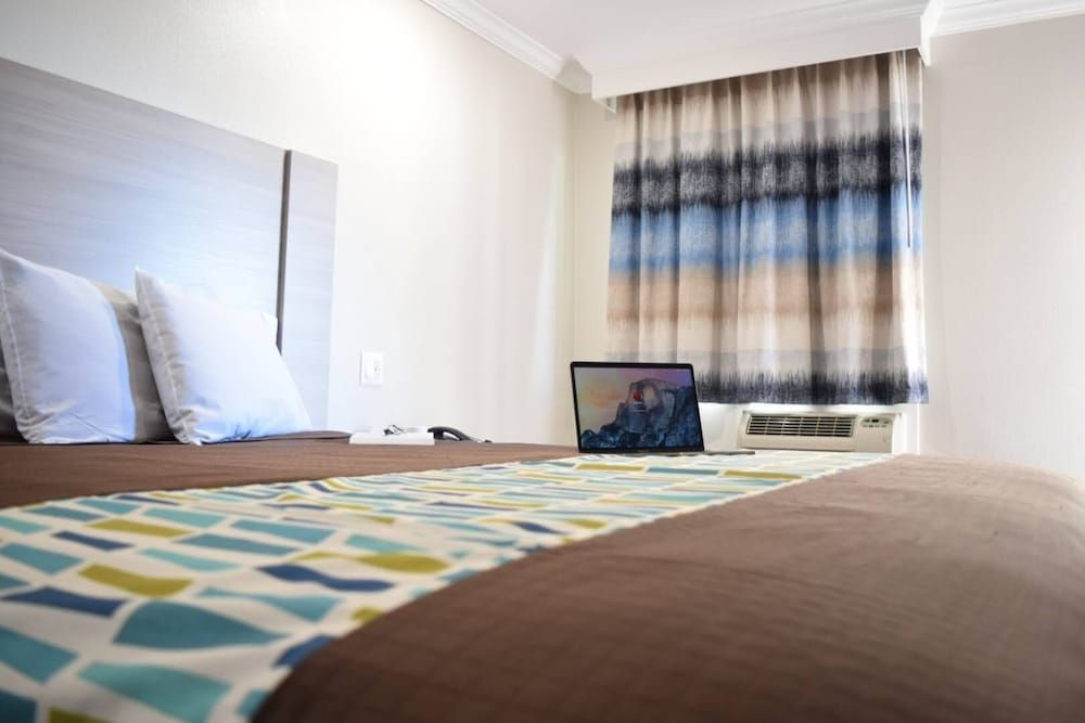 Mojave Inn Comfort Room, 1 King Bed, Non Smoking 8