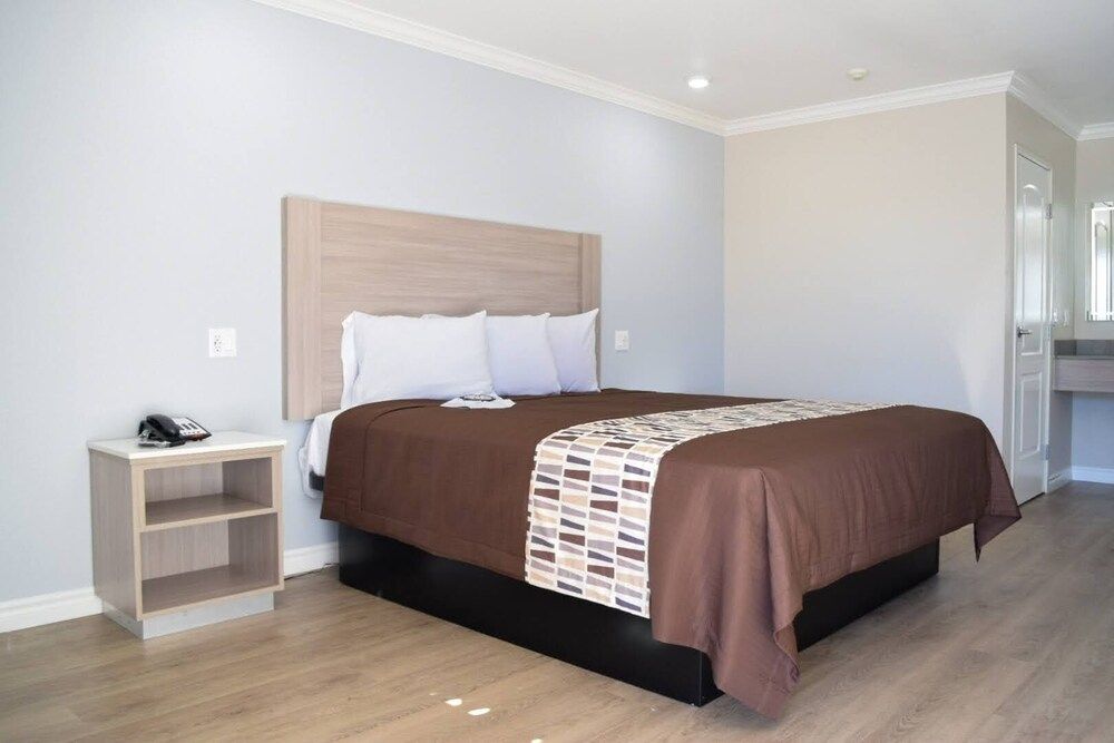 Mojave Inn Comfort Room, 1 King Bed, Non Smoking 6