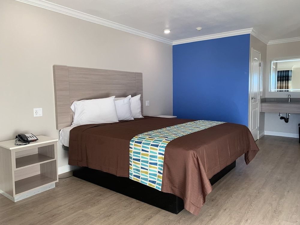 Mojave Inn Comfort Room, 1 King Bed, Non Smoking 9