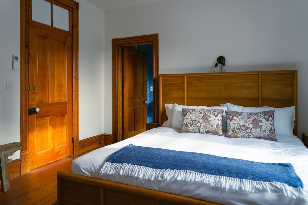 The North Branch Inn Deluxe Room, 1 King Bed with Sofa bed, Non Smoking, Ensuite 2