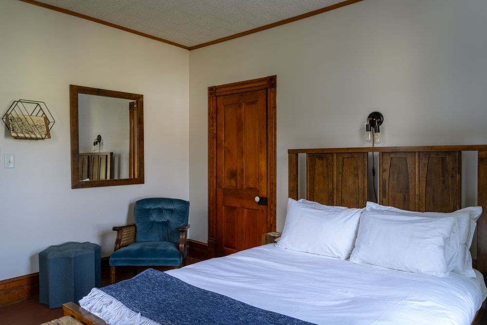 The North Branch Inn Room, 1 Queen Bed, Non Smoking, Private Bathroom 3