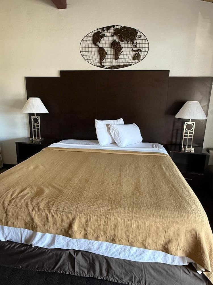 Cinderella Motel Economy Room, 1 King Bed 2