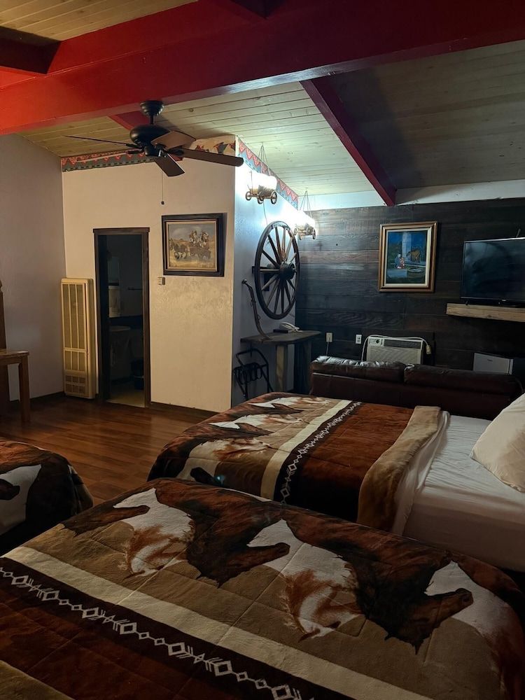 Cinderella Motel Family Room 3