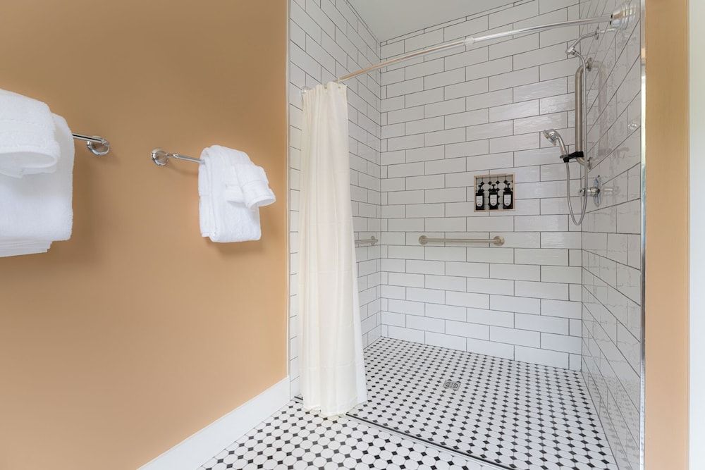 The NuWray Hotel & Carriage House Standard Room 3