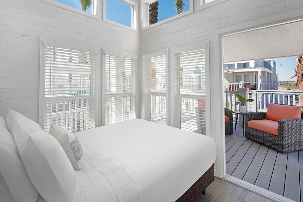 Sun Outdoors San Diego Bay Cottage 5