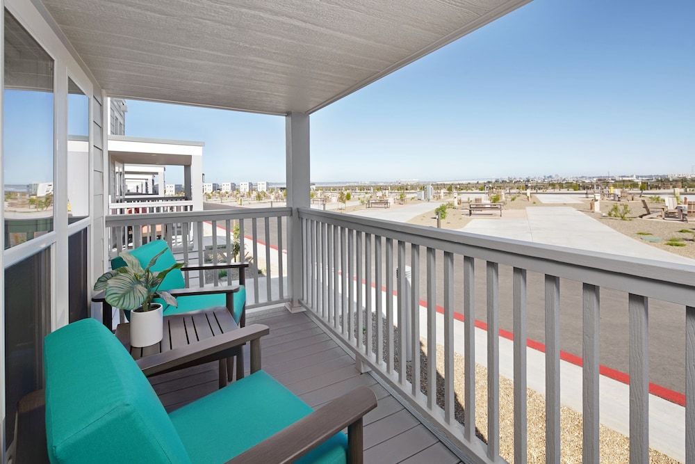 Sun Outdoors San Diego Bay Cottage 2