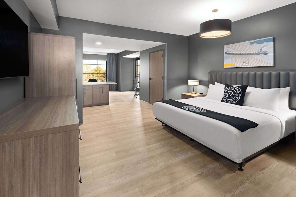 Deluxe Suite, 1 King Bed, Accessible, Non Smoking (Mobility, Roll-In Shower, River View)