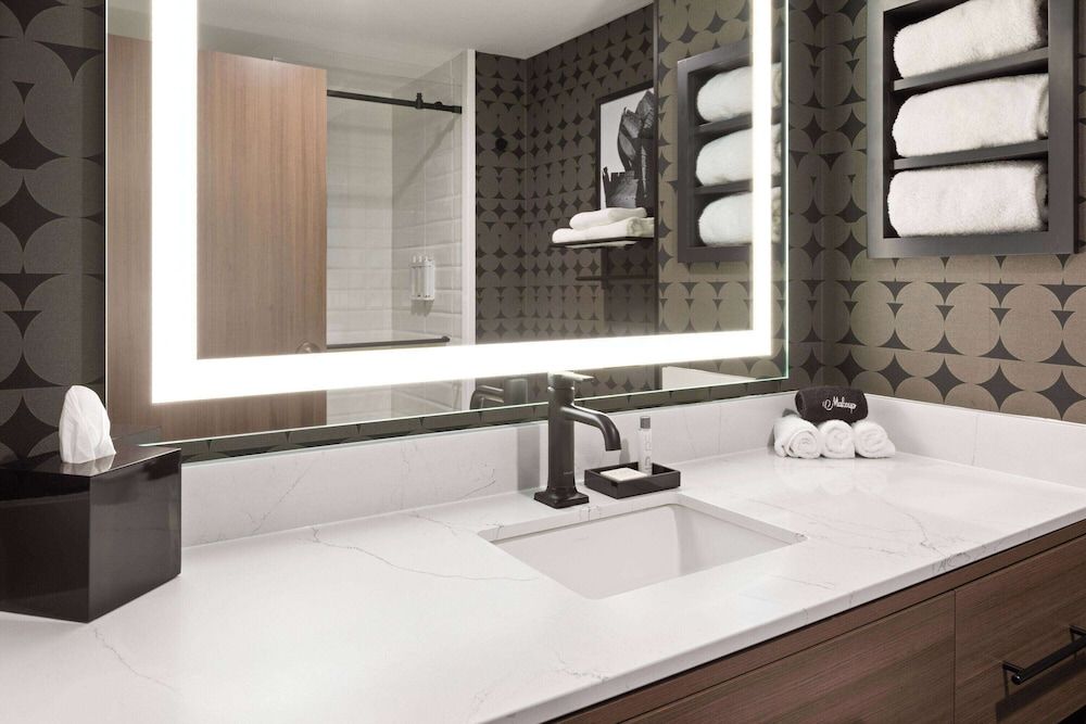 Riverbend Hotel and Suites, Trademark Collection by Wyndham Room, 1 King Bed, Non Smoking 3