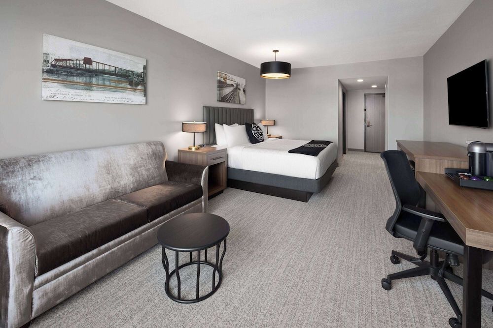 Riverbend Hotel and Suites, Trademark Collection by Wyndham Room, 1 King Bed, Accessible, Non Smoking (Hearing, River View)