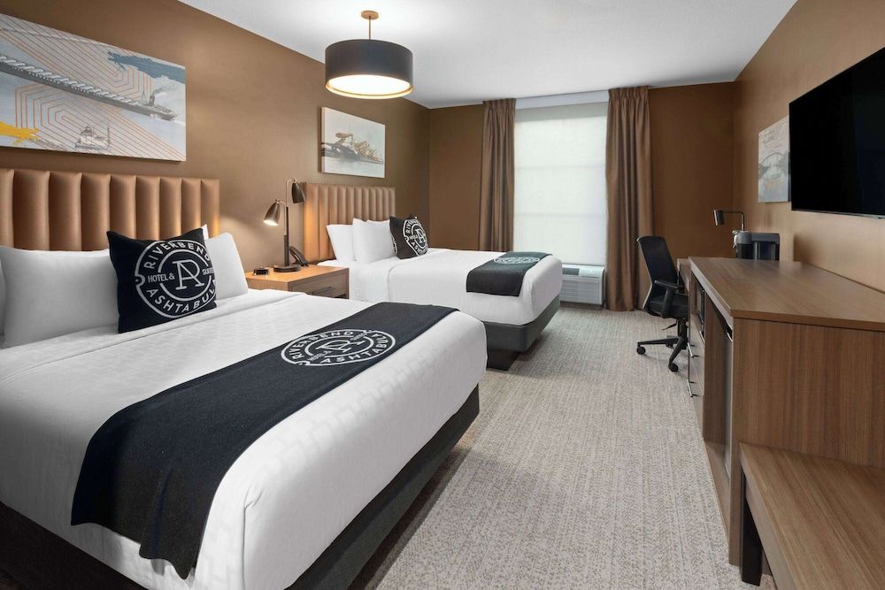 Suite, 2 Queen Beds, Accessible, Non Smoking (Mob/Hear Roll-In Shwr, River Vw)