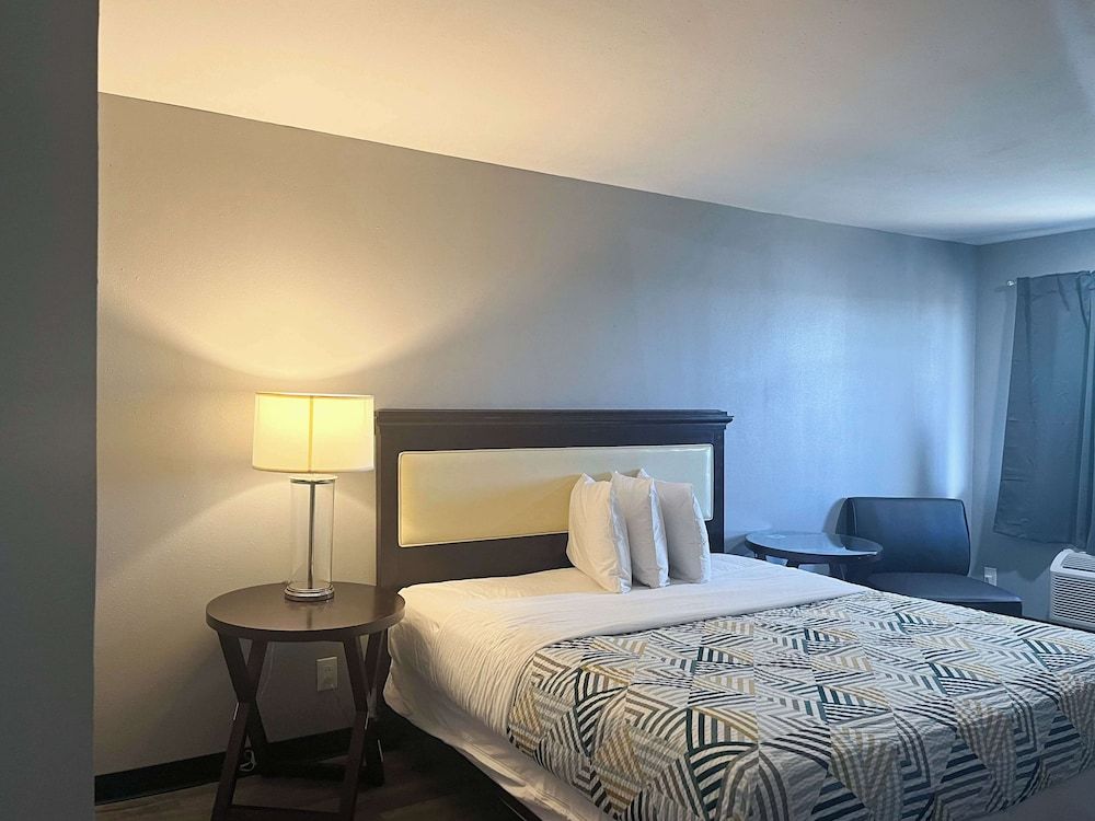 Motel 6 Borger, TX – Boom Town Deluxe Room, 1 King Bed, Non Smoking 2