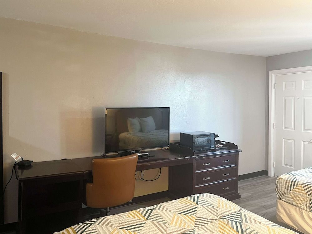 Motel 6 Borger, TX – Boom Town Deluxe Room, 2 Queen Beds, Non Smoking, Refrigerator & Microwave 5