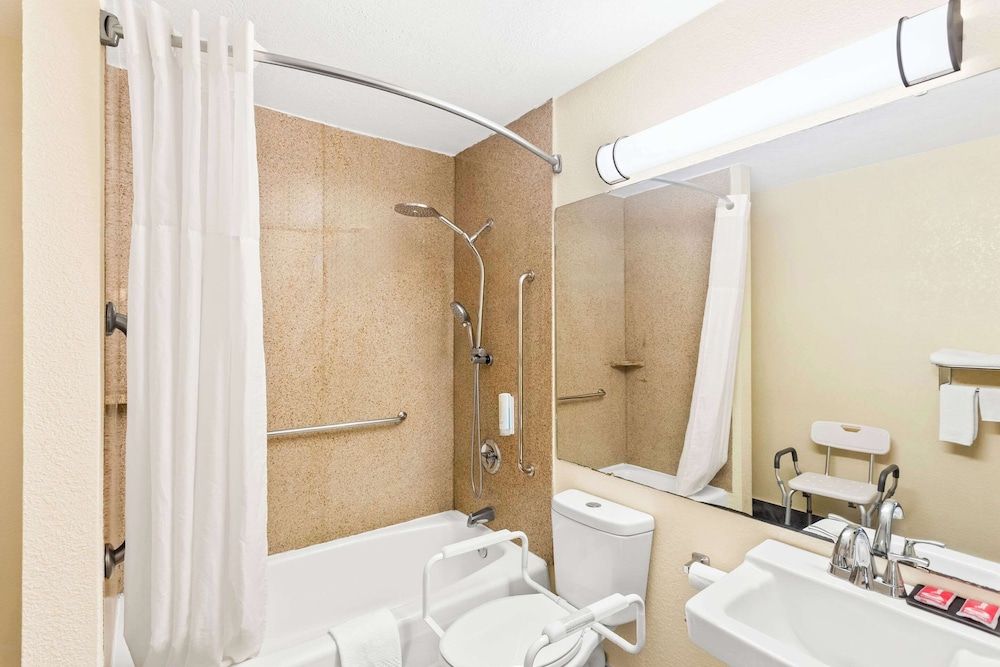 Econo Lodge Waynesboro - Skyline Drive Room, 1 Queen Bed, Accessible, Non Smoking 4