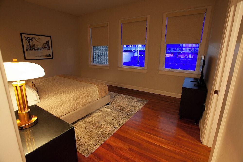 Greyhound Inn Deluxe Suite 6