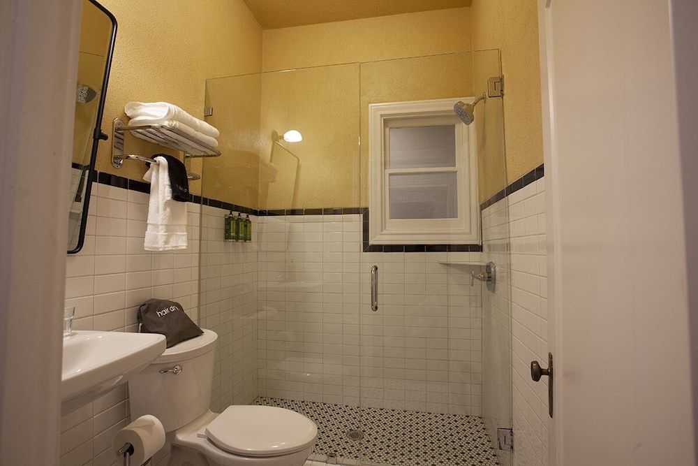 Greyhound Inn Deluxe Suite 4