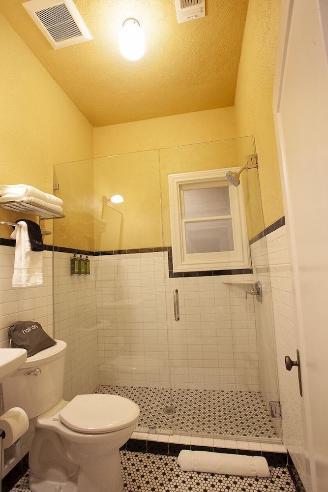 Greyhound Inn Deluxe Suite 5