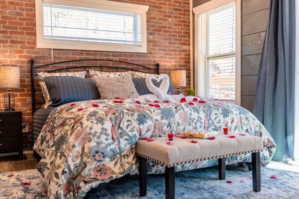 Romantic Cabin Retreat By Ghosal Luxury Lodging Romantic Cabin 3