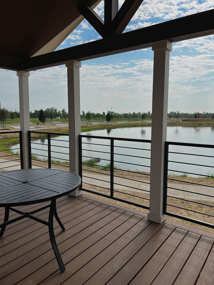 Tiger's Trail RV Resort Premium Cottage, 1 Bedroom, Lake View 3