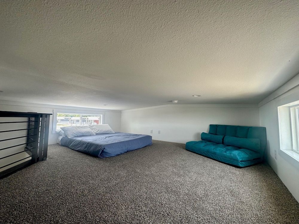 Tiger's Trail RV Resort Premium Cottage, 1 Bedroom, Lake View 2