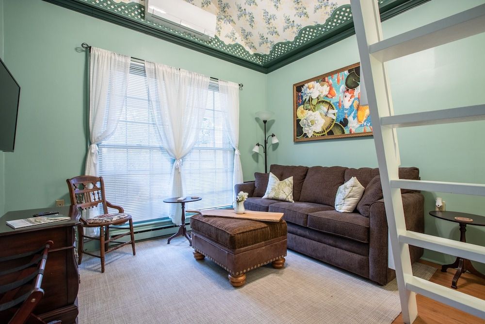 The Oaks Victorian Inn Garden Cottage 3