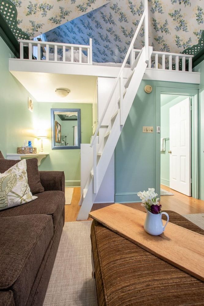 The Oaks Victorian Inn Garden Cottage 5