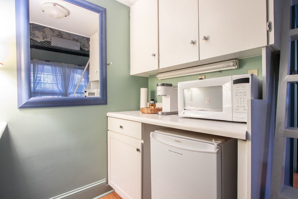 The Oaks Victorian Inn Garden Cottage 6