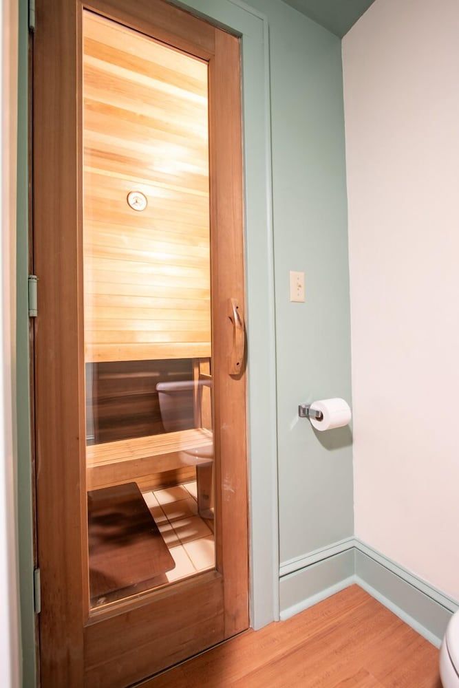 The Oaks Victorian Inn Garden Cottage 4