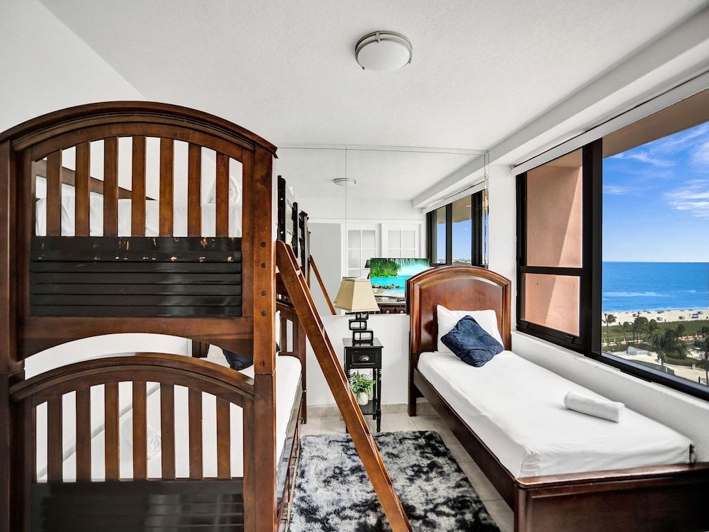 Alexander Hotel Spacious Ocean View Condo / 1109