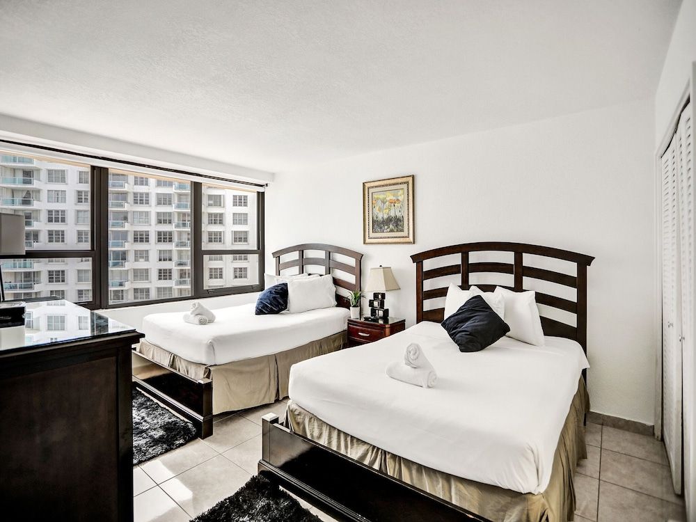 Alexander Hotel Spacious Ocean View Condo / 1109 2