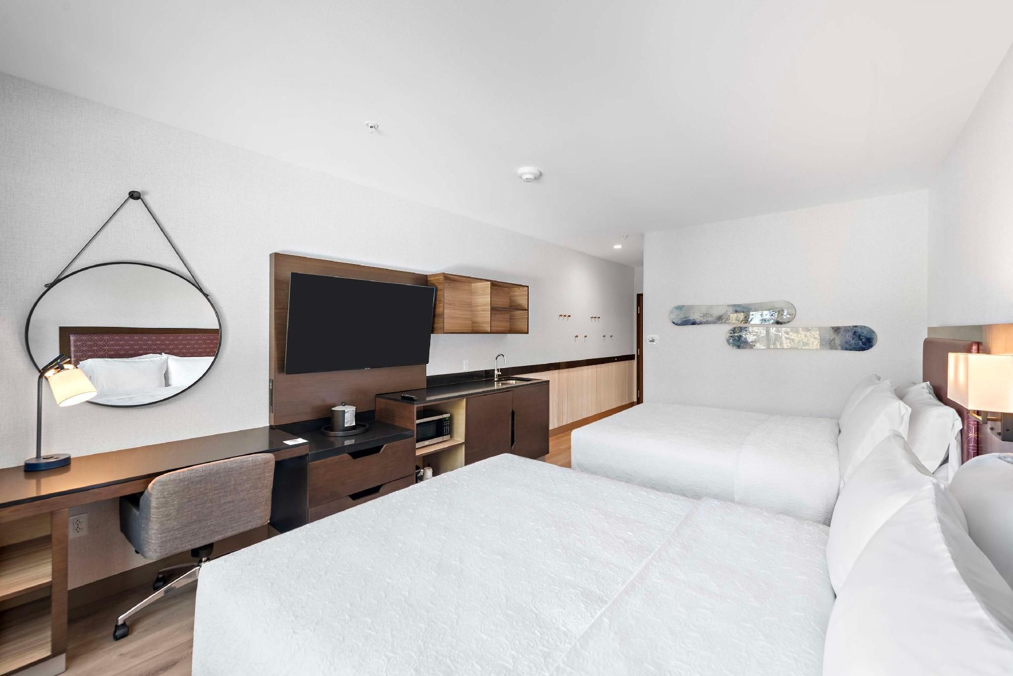 2 QUEEN W/MICROWV/FRIDGE