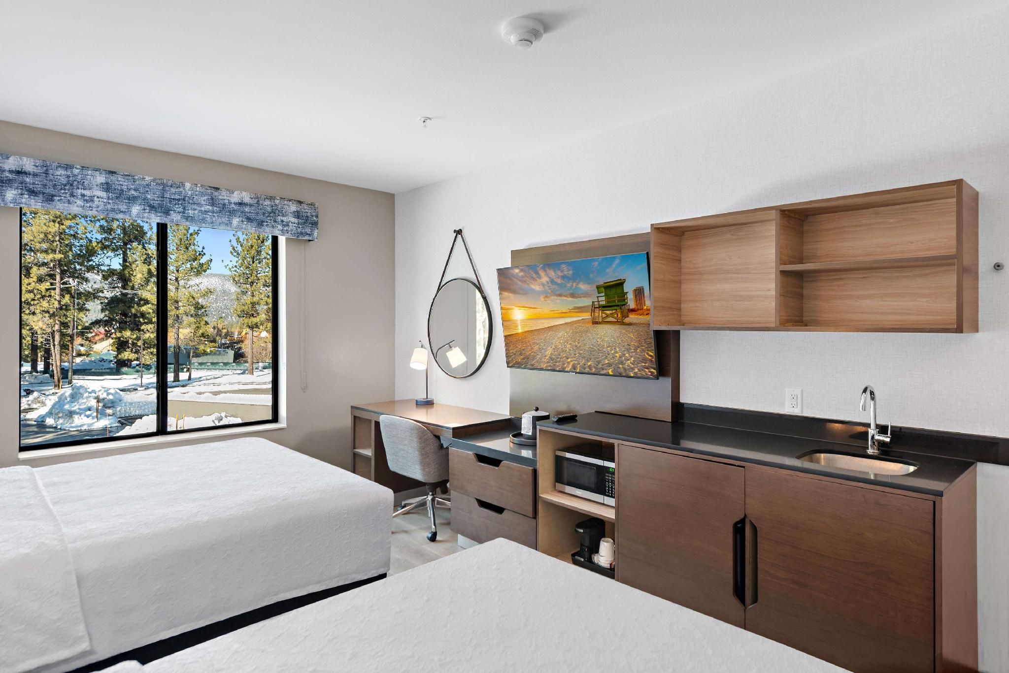 2 QUEEN W/MICROWV/FRIDGE