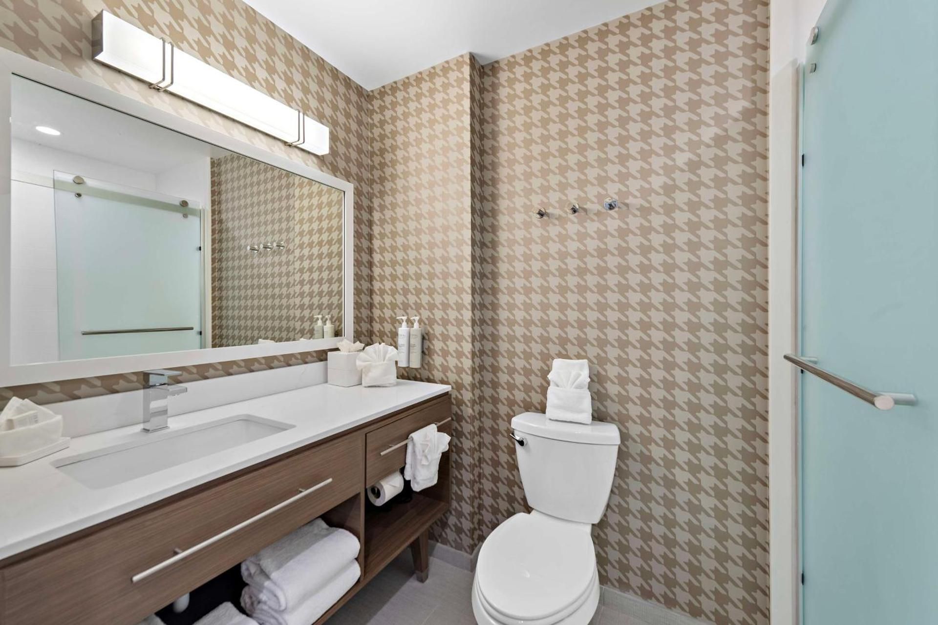 King Studio Suite with Shower - Hearing Accessible