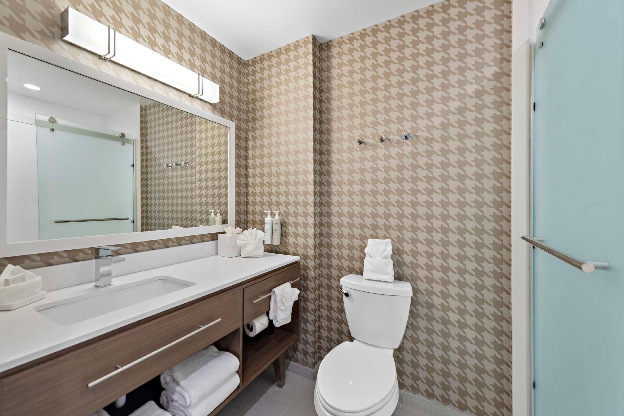 1 King Mobilty/Hearing Access Tub Studio Suite