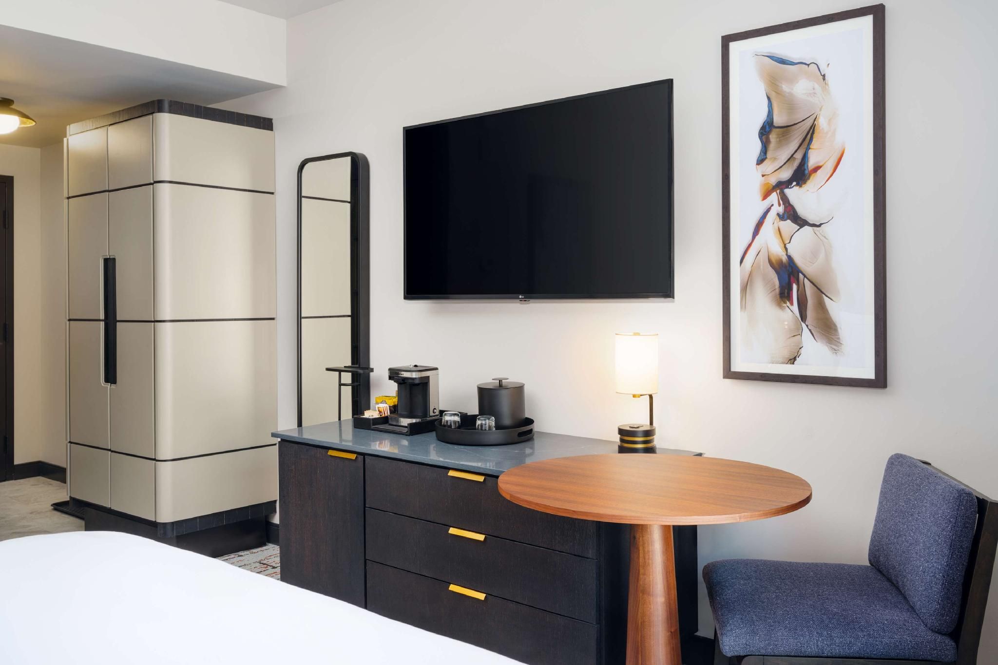 2 Queen hearing accessible