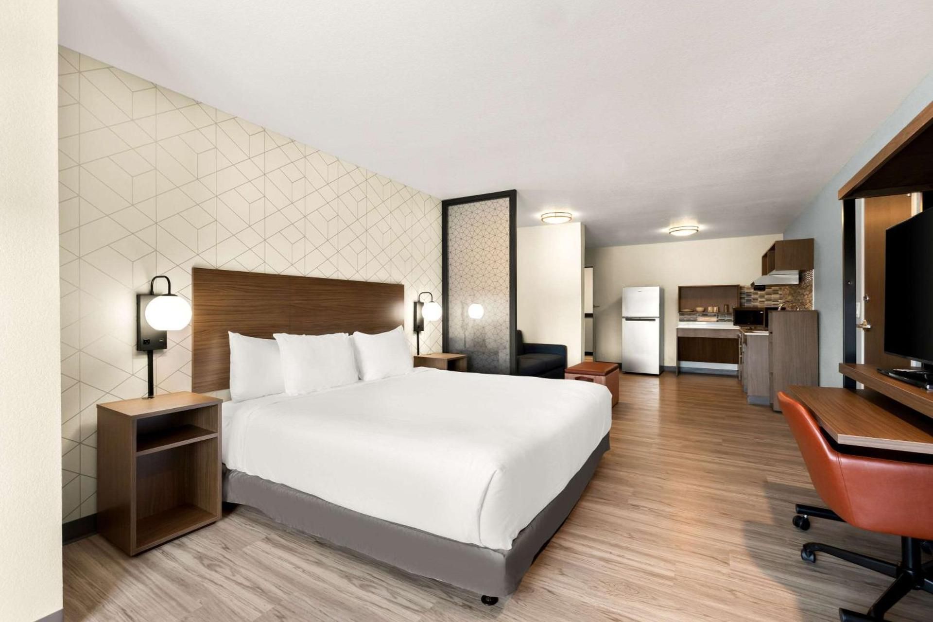 King Suite with Roll-In Shower/Disability Acces - Non Smoking
