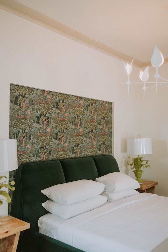 The Springs Hotel Deluxe Room (Blue Vervain)