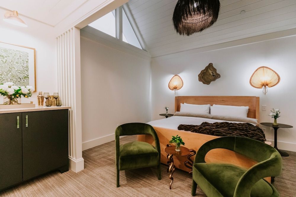 The Springs Hotel Deluxe Room (Rosemary)