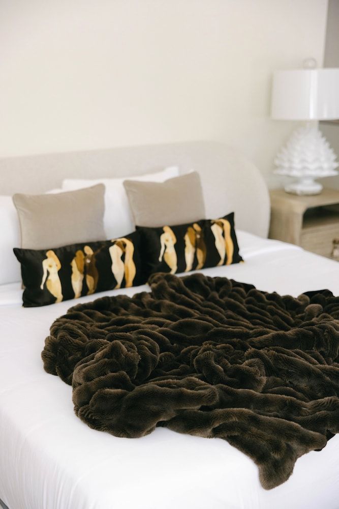 The Springs Hotel Deluxe Room, 1 King Bed