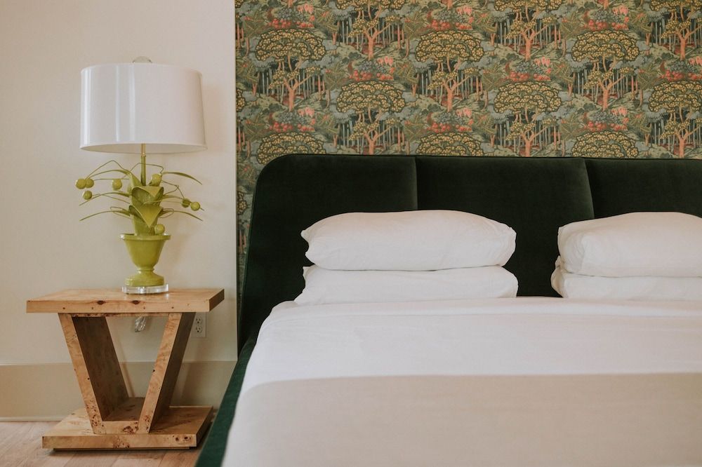 The Springs Hotel Deluxe Room (Blue Vervain) 3