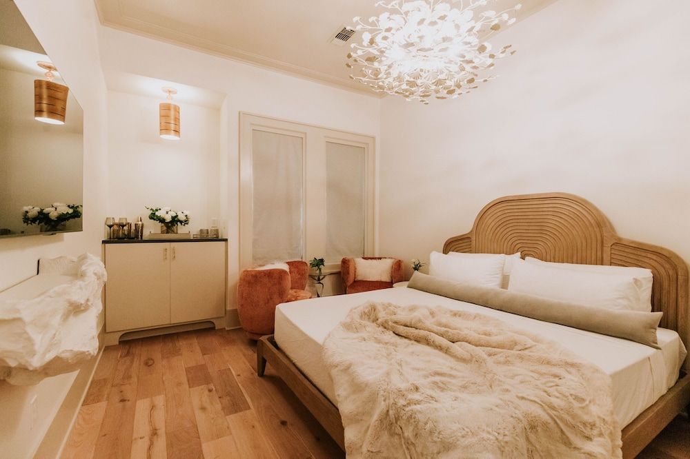 Deluxe Room (Honeysuckle)