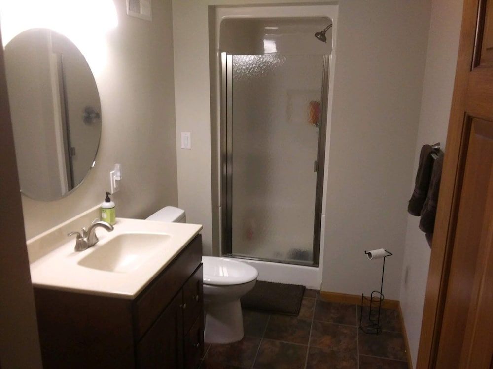 Historic Twin Tudors Inn Historic Twin Tudors Inn Basement Room KP1404BMNT 3