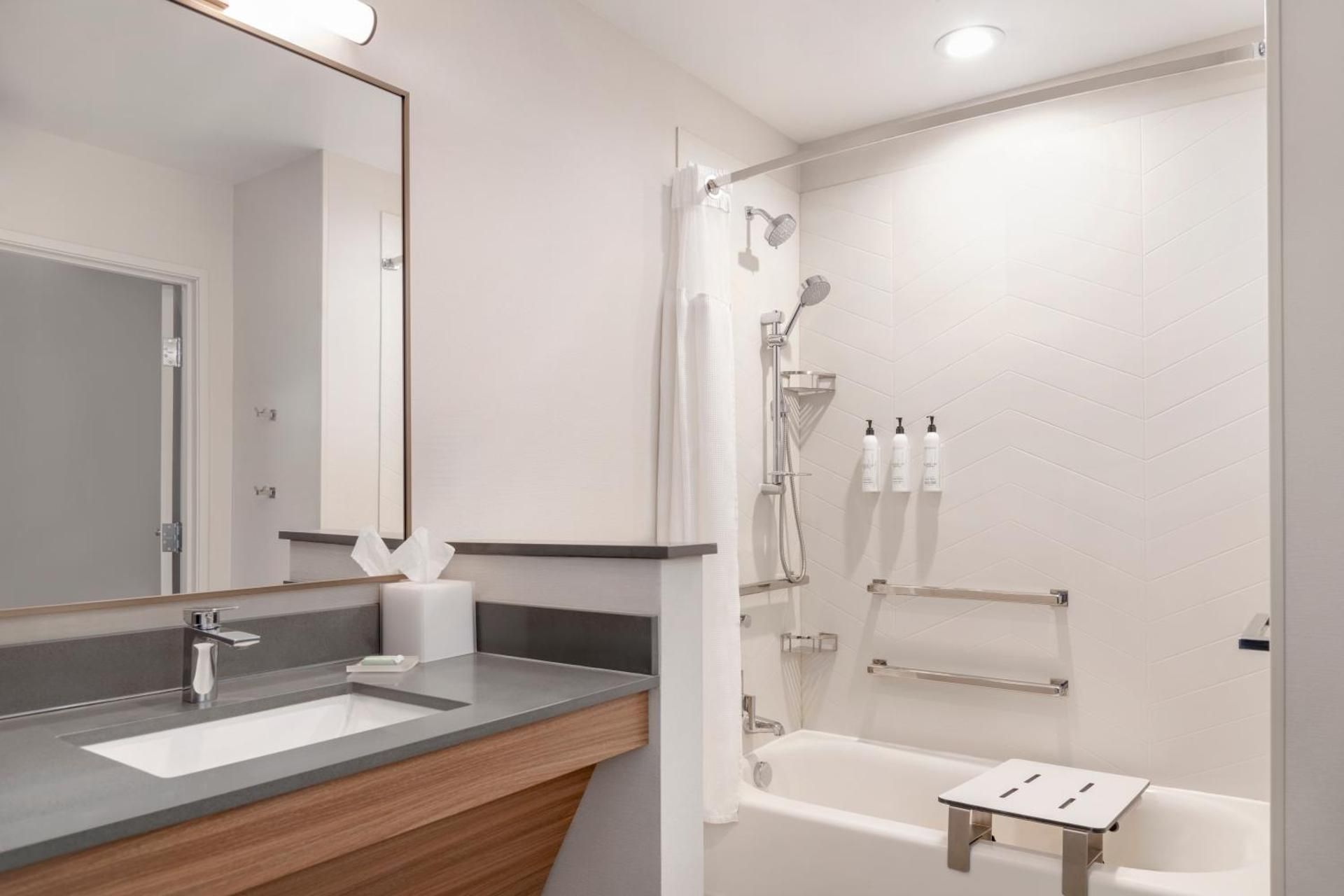 Standard King Room with Adapted Tub - Mobility Accessible
