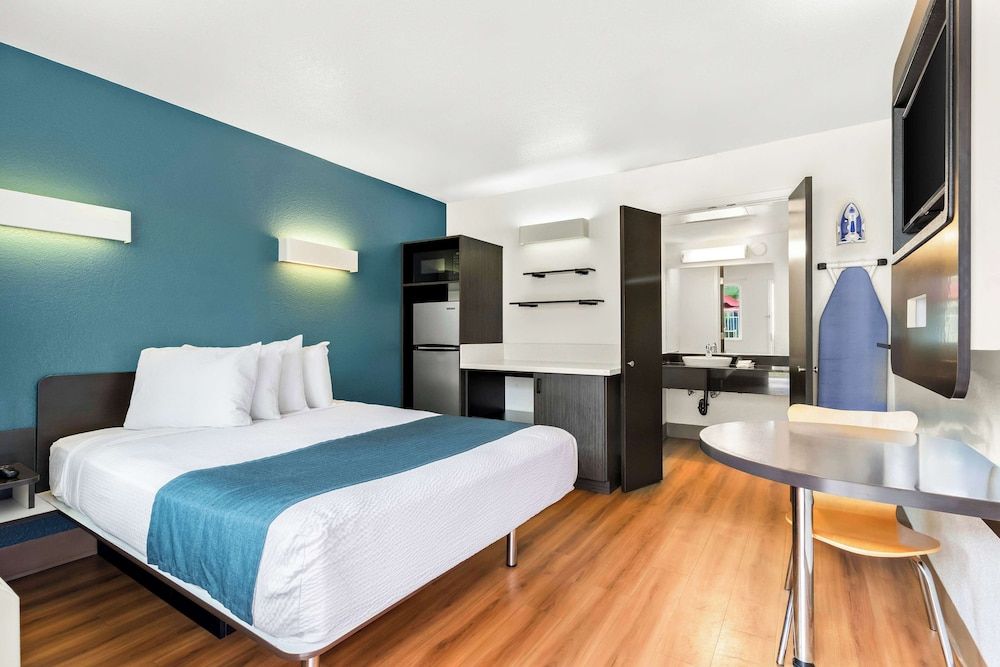 Studio 6 Suites Carpinteria, CA–Santa Barbara - South Standard Room, 1 Queen Bed, Non Smoking, Refrigerator & Microwave 2