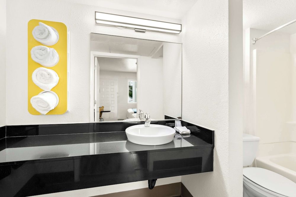 Studio 6 Suites Carpinteria, CA–Santa Barbara - South Standard Room, 1 Queen Bed, Non Smoking, Refrigerator & Microwave 4