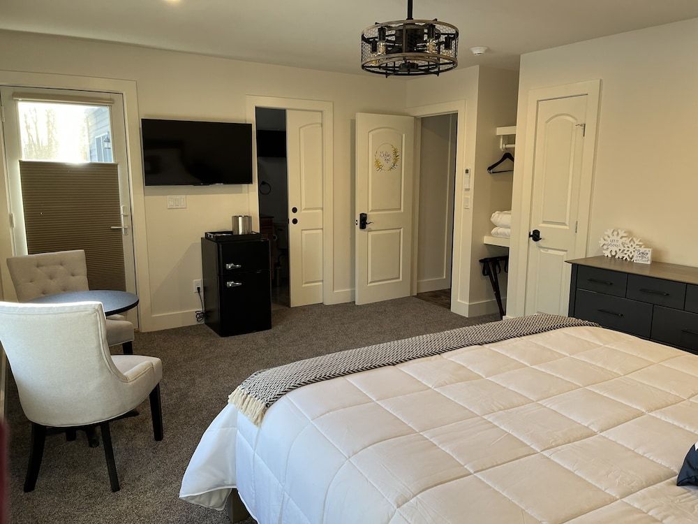 King Room, Pool View, Patio