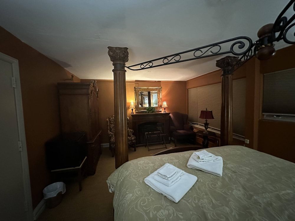 The Oaks B&B Hotel and Spiritual Center Luxury Double Room, 1 King Bed, Courtyard View 4