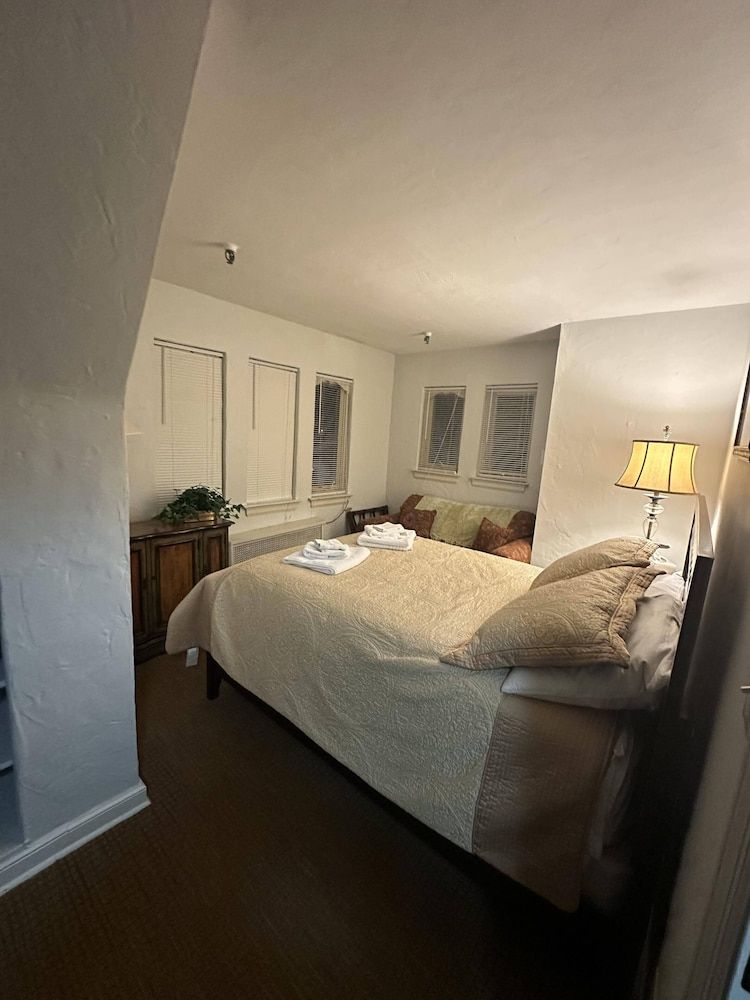 The Oaks B&B Hotel and Spiritual Center Deluxe Double Room, 1 Queen Bed, Non Smoking